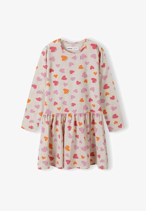 Beige børnekjole med lange ærmer med pink, rød og orange hjerteprint og detaljer med rynket talje på hvid baggrund.