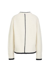Weißer, gerippter Strickpullover mit schwarzem Saum. Verfügt über einen runden Ausschnitt und eine Rückennaht, die einen strukturierten Look schafft. Lange Ärmel.