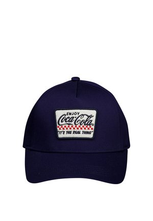 Casquette de baseball bleu marine avec un écusson blanc affichant "Enjoy Coca-Cola" et un motif à carreaux rouges, ainsi que la phrase "It's the real thing."