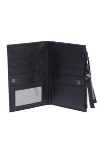 Cartera de cuero negro con múltiples ranuras para tarjetas, una ventana transparente para identificación y un compartimento con cremallera. Presenta un acabado texturizado y un tirador de cremallera.