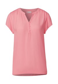 Blusa rosa de manga corta con cuello redondo, que presenta una tapeta abotonada y una tela suave y texturada con un corte holgado.