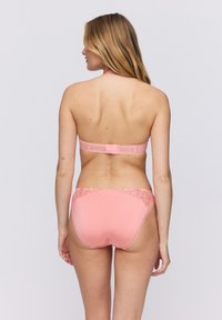 Roze bikini set met een halternekdesign, bloemmotieven van kant en een gladde textuur met een haaksluiting aan de achterkant.