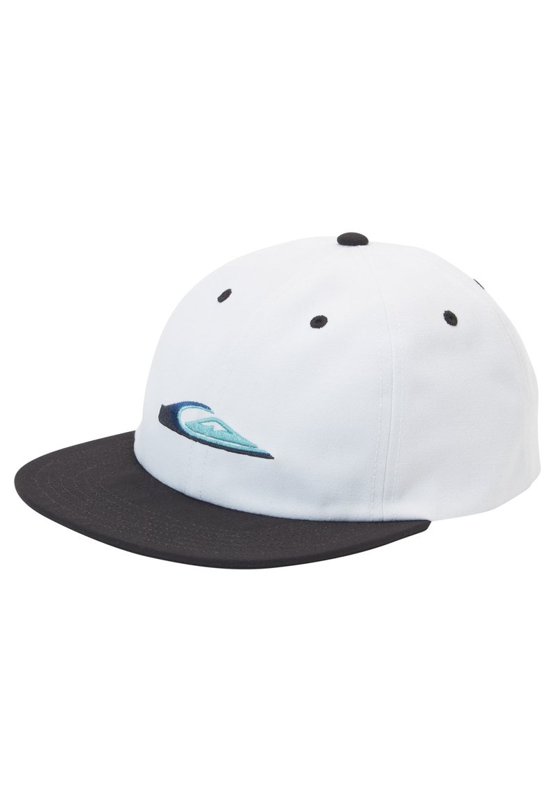 Gorra blanca con visera negra. Presenta un logo de ola azul bordado en la parte frontal. Hecha de tela con costuras visibles y orificios de ventilación.
