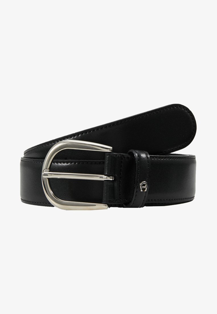 Cinturón de cuero negro con hebilla de metal plateado, textura suave y bordes cosidos, diseñado para la durabilidad y el estilo.