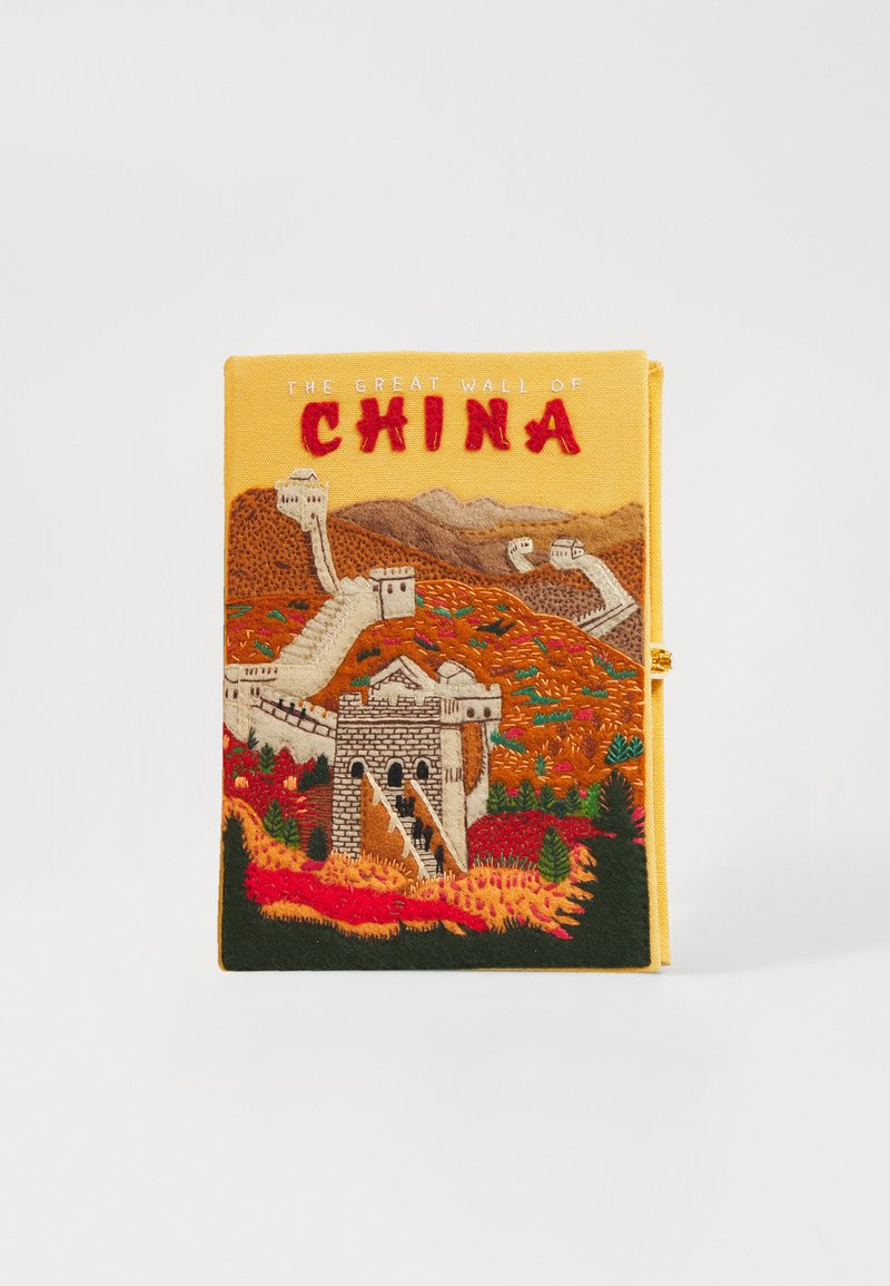 Capa de caderno bordada com a Grande Muralha da China, paisagens vibrantes em laranja e verde, fundo de tecido amarelo e letras em vermelho em destaque.
