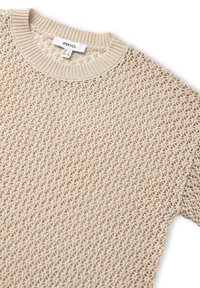 Maglione beige lavorato a maglia con un motivo a trama aperta e testurizzata. Presenta un colletto rotondo e maniche corte. Etichetta cucita all'interno.