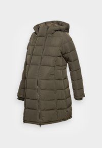 Olijfgroene gewatteerde lange jas met een capuchon, voorzien van een voorrits en elastische manchetten. De stof heeft een gladde textuur en een gewatteerd ontwerp.