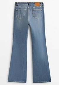 Jean en denim bleu clair avec jambe évasée, deux poches arrière, passants pour ceinture et une pièce en cuir marron sur la ceinture.
