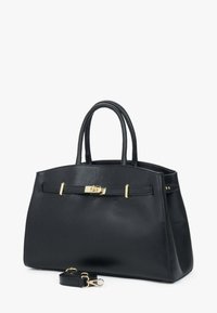 Zwarte leren handtas met dubbele handvatten, goudkleurige hardware accenten, een gestructureerde vorm en een afneembare riem. Opvallende textuur.