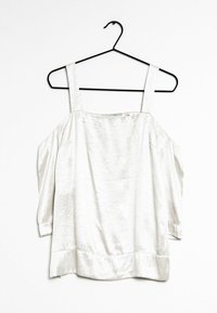 Hvid satin off-shoulder top med brede stropper, glat tekstur og løs pasform. Har en lige kant og minimal detaljer.