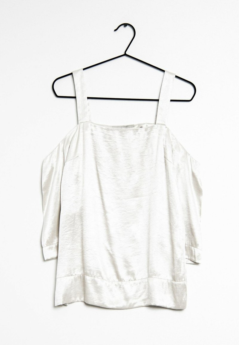 Hvid satin off-shoulder top med brede stropper, glat tekstur og løs pasform. Har en lige kant og minimal detaljer.