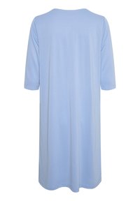 Světle modré, šaty po kolena vyrobené z měkké tkaniny, s kulatým výstřihem a tříčtvrtečními rukávy; hladká textura, žádné viditelné vzory.