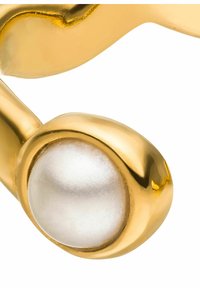 Goudkleurige metalen ring met een gladde, ronde witte parelaccent. Het ontwerp is slank met een gepolijste afwerking en een subtiele kromming.