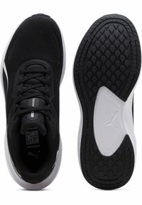 Scarpe da corsa nere con tomaia in mesh, punta rotonda e suola in gomma nera testurizzata. Presentano dettagli bianchi e un'etichetta con il marchio sulla linguetta.