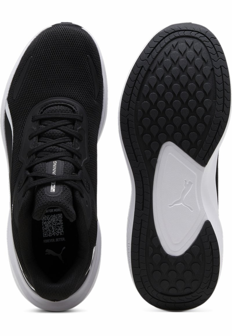 Zapatillas de correr negras con parte superior de malla, puntera redondeada y suela de goma negra texturizada. Presentan acentos blancos y una etiqueta de marca en la lengüeta.