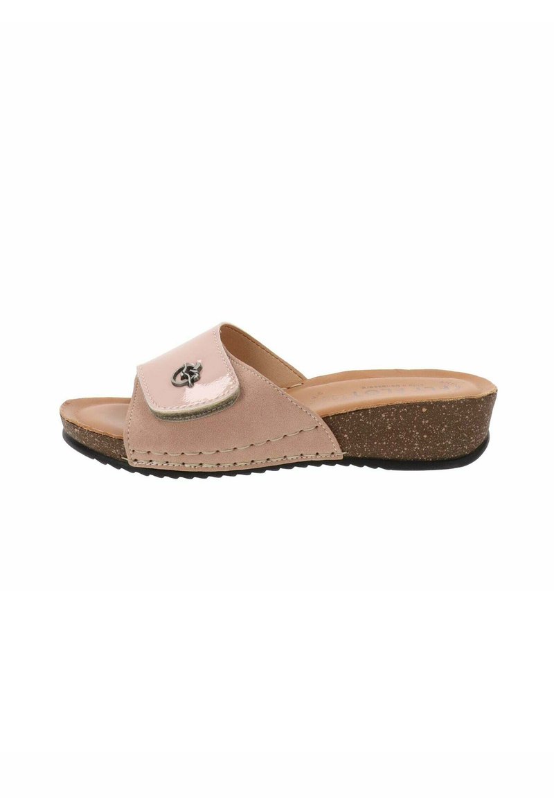 Sandale à glissière avec une tige en daim rose doux, accent rose brillant, semelle en liège texturé et semelle extérieure en caoutchouc noir, avec des détails cousus.