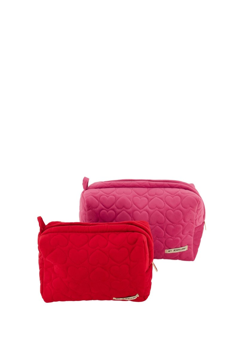 Twee gewatteerde косметische tassen, een rode en een roze, met geborduurde hartpatronen en ritssluitingen, elk met een klein label aan de zijkant.