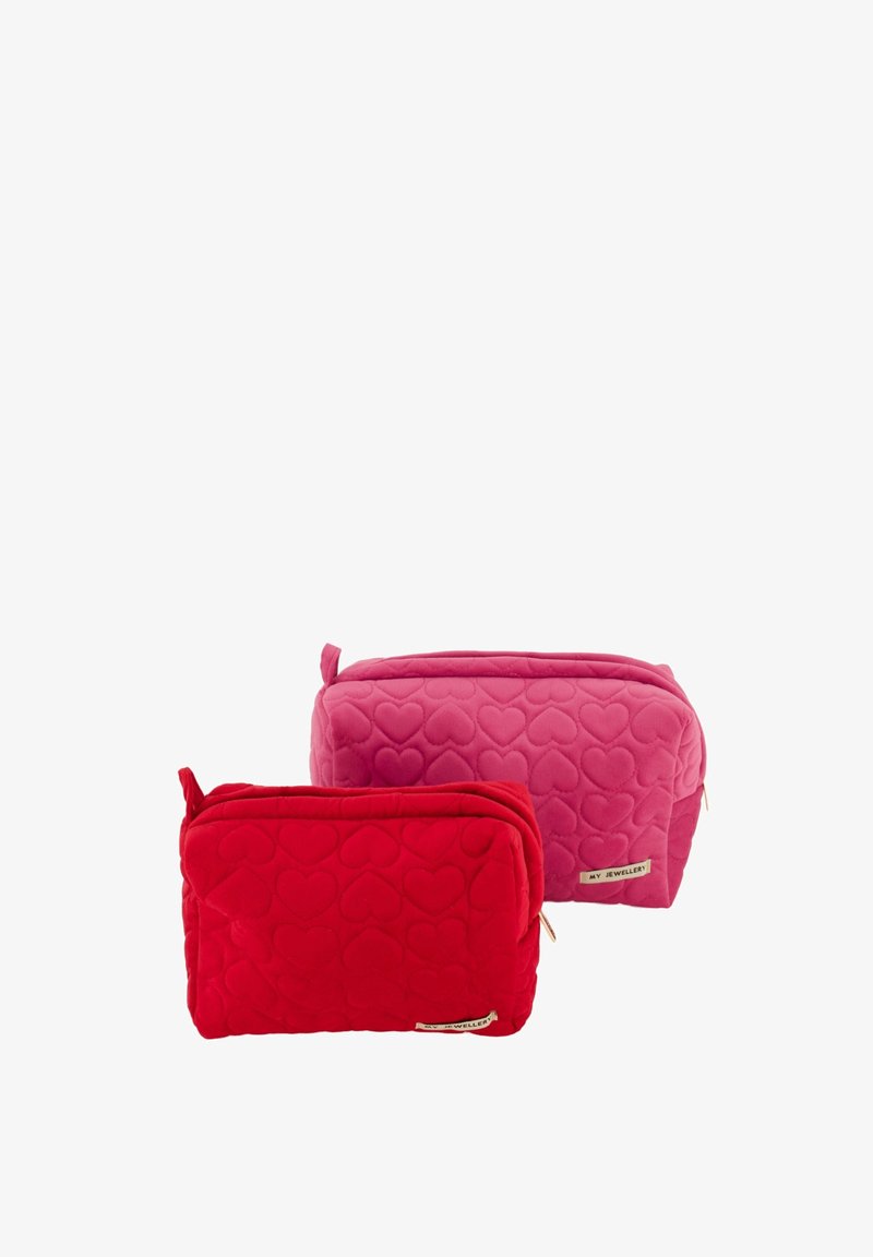 Twee gewatteerde косметische tassen, een rode en een roze, met geborduurde hartpatronen en ritssluitingen, elk met een klein label aan de zijkant.