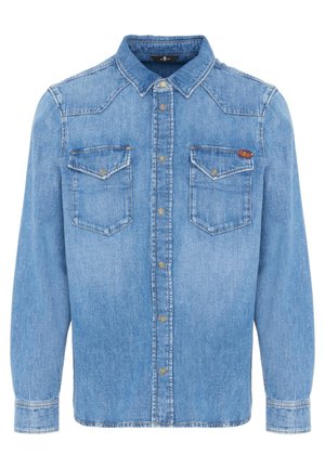 Lysblå denimskjorte med lange ærmer, spidse kraver, to brystlommer, knaplukning foran og synlige syninger.