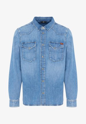 Jasnoniebieska koszula jeansowa z długimi rękawami, spiczastym kołnierzykiem, podwójnymi kieszeniami na piersi, zapięciem na guziki z przodu oraz widocznymi detalami szycia.