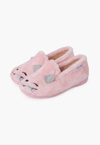 Pantuflas de felpa rosa con una textura suave, que presentan un diseño de cara de gato, acentos en gris en las orejas y una suela antideslizante.