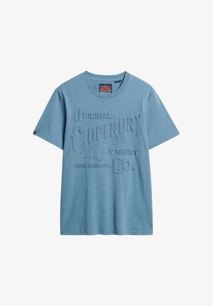 T-shirt blu a maniche corte realizzato in tessuto testurizzato, con logo e marchio "Superdry" in rilievo. Collo rotondo, vestibilità casual.