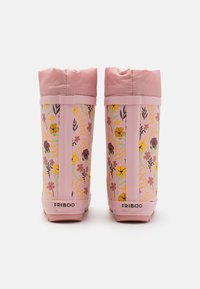 Różowe wodoodporne buty z florystycznym wzorem w kolorach fioletowym, żółtym i zielonym. Elastyczna góra umożliwiająca regulację dopasowania, z logo "FRIBOO" z tyłu.