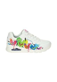 Baskets blanches Skechers avec des motifs abstraits colorés en forme de cœur et une coche sur le côté, fermeture à lacets et semelle à coussin d’air visible.