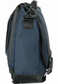 Borsa di tessuto blu navy con superficie texture, zip laterale e dettagli neri. Presenta un gancio e una tracolla regolabile per praticità.