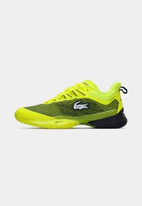 Sportovní boty Lacoste s jasně žlutým síťovaným svrškem a černými akcenty, texturovanou podešví a technologií LSRFOAM pro pohodlné odpružení.
