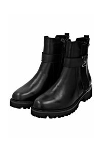 Botas de cuero negras hasta el tobillo con un acabado suave, paneles laterales elásticos, un acento de hebilla y una suela de goma gruesa con dibujo.