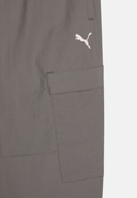 Γκρι cargo παντελόνι από ελαφρύ ύφασμα, με τσέπη με καπάκι, αντίθετη ραφή και ένα μικρό κεντημένο λογότυπο.