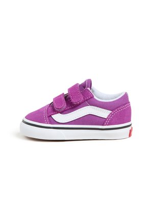 Lilla toddler-sneaker med hvid sidestrof, to velcrobånd, hvid sål og sort kant, vist på en hvid baggrund.