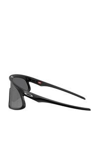 Occhiali da sole neri con un design elegante, forma avvolgente, finitura opaca e lenti scure. Presentano bracci texturizzati e un dettaglio con logo.
