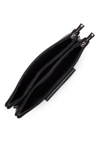 Pochette en cuir noir avec deux compartiments zippés, texture lisse et forme rectangulaire. Équipée de zips en métal argenté et de quincaillerie minimale.