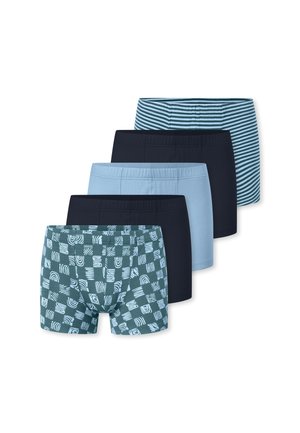 Fünf Paar Herren-Boxershorts in Blautönen, darunter einfarbiges Marineblau, Hellblau, gestreift und gemustert, in einer Reihe angeordnet.