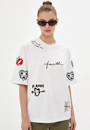 Mira Paris, TATTOO BRUTAL OVERSIZED BOXY TEE 26 UNISEX - T-shirt imprimé - white