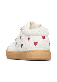 Sneaker bianco peloso con ricamo a cuore rosso, superiore dalla consistenza morbida, suola in gomma color panna e altezza leggermente alla caviglia. Presenta un accento decorativo.