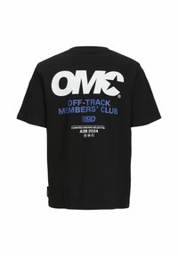 Juodas medvilnės marškinėlis su dideliu baltu "OMC" logotipu ir mėlynu tekstu "OFF-TRACK MEMBERS’ CLUB" ant nugaros. Trumpi rankovės, standartinė forma.