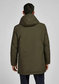 Olijfgroene, gevoerde parka met capuchon, met een rechte snit, textiel met structuur en een middellange ontwerp, zichtbare stiksels op de achterkant.