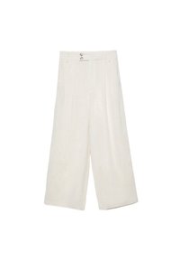 Wijde, crèmekleurige broeken van een lichtgewicht stof, met twee knopen aan de voorkant en subtiele plooien. Gladde textuur, geen patronen.