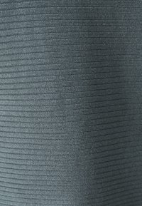 Tissu texturé en teal foncé avec de fines nervures horizontales, fabriqué à partir d'un matériau en tricot doux, présentant une surface lisse et uniforme.