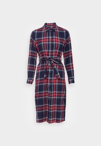 Abito camicia lungo a quadri con base blu navy e motivi a scacchi rossi e bianchi, con chiusura a bottoni davanti e cintura da annodare in vita.