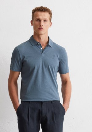 Kurzärmliges Polohemd aus hellblauem Stoff, mit klassischem Kragen, einer Zwei-Knopf-Leiste und einem dezenten Logodetail auf der Brust.