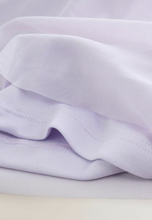 Svetlofialová látka s jemnou textúrou a drobným sieťovaným vzorom, zobrazuje mäkké záhyby a viditeľné švy pozdĺž okrajov.