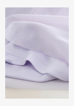 Svetlofialová látka s jemnou textúrou a drobným sieťovaným vzorom, zobrazuje mäkké záhyby a viditeľné švy pozdĺž okrajov.