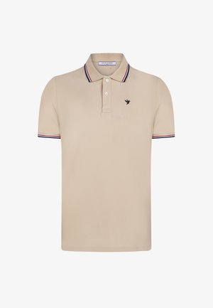 Polo beige de tejido suave, con cuello, tres botones y acentos a rayas en rojo y marino en las mangas. Pequeño logo en el pecho.