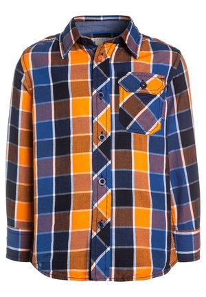 Camisa de manga larga con botones, cuello, bolsillo en el pecho y un gran estampado a cuadros en naranja, azul, marrón, negro y blanco.