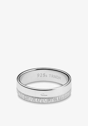 Sølv ring med tekstureret kant og lille graveret logo, indvendigt markeret "925s TRNDM", som angiver sterling sølv materiale.