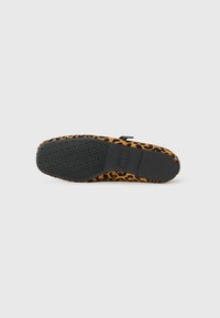 Scarpa con stampa leopardata dotata di una suola in gomma nera, caratterizzata da un motivo testurizzato. La parte superiore è in camoscio con una vivace combinazione di colori arancioni e neri.